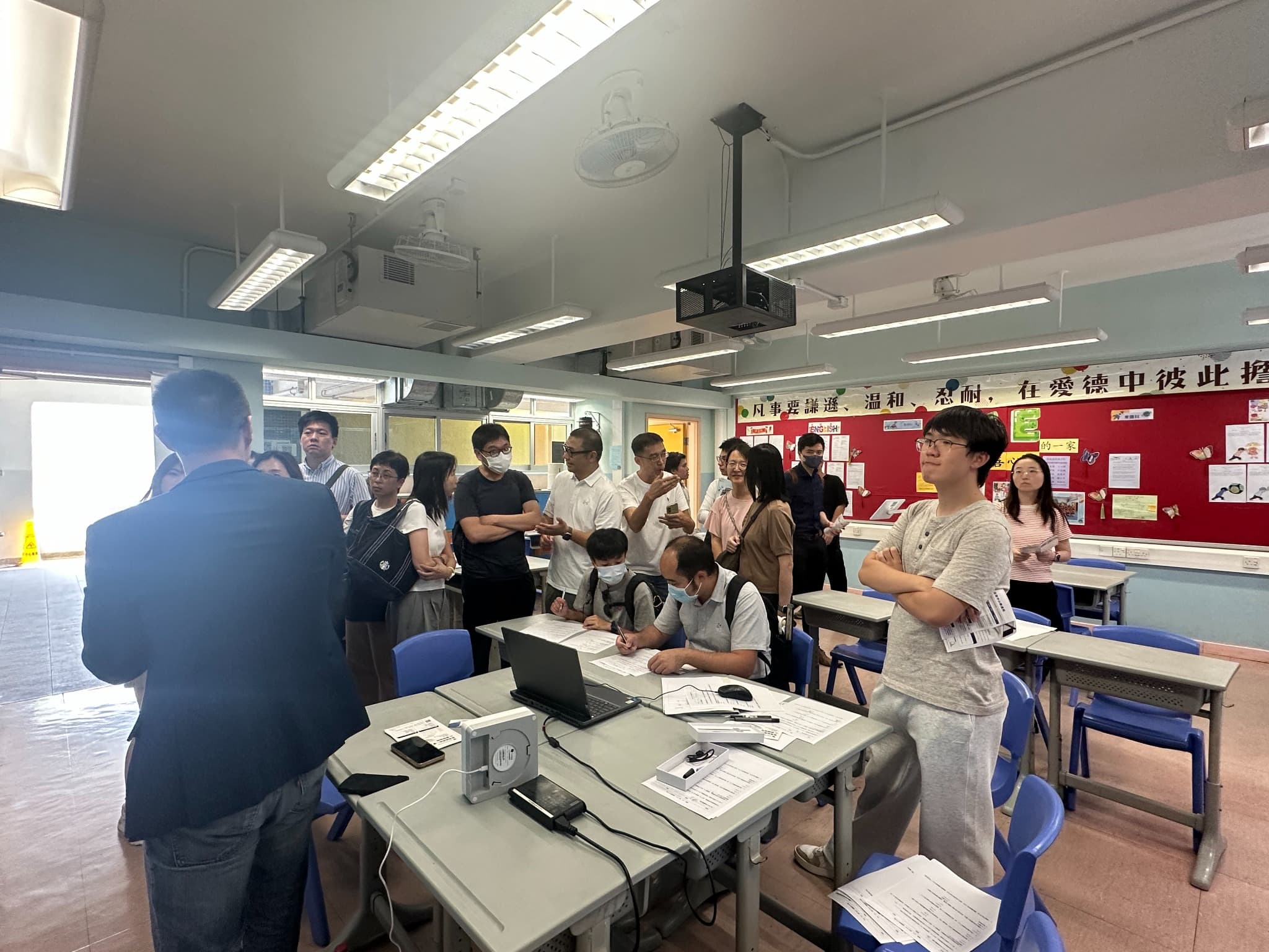 香港數字教育服務展覽會期間，教育工作者在學校教室內交流