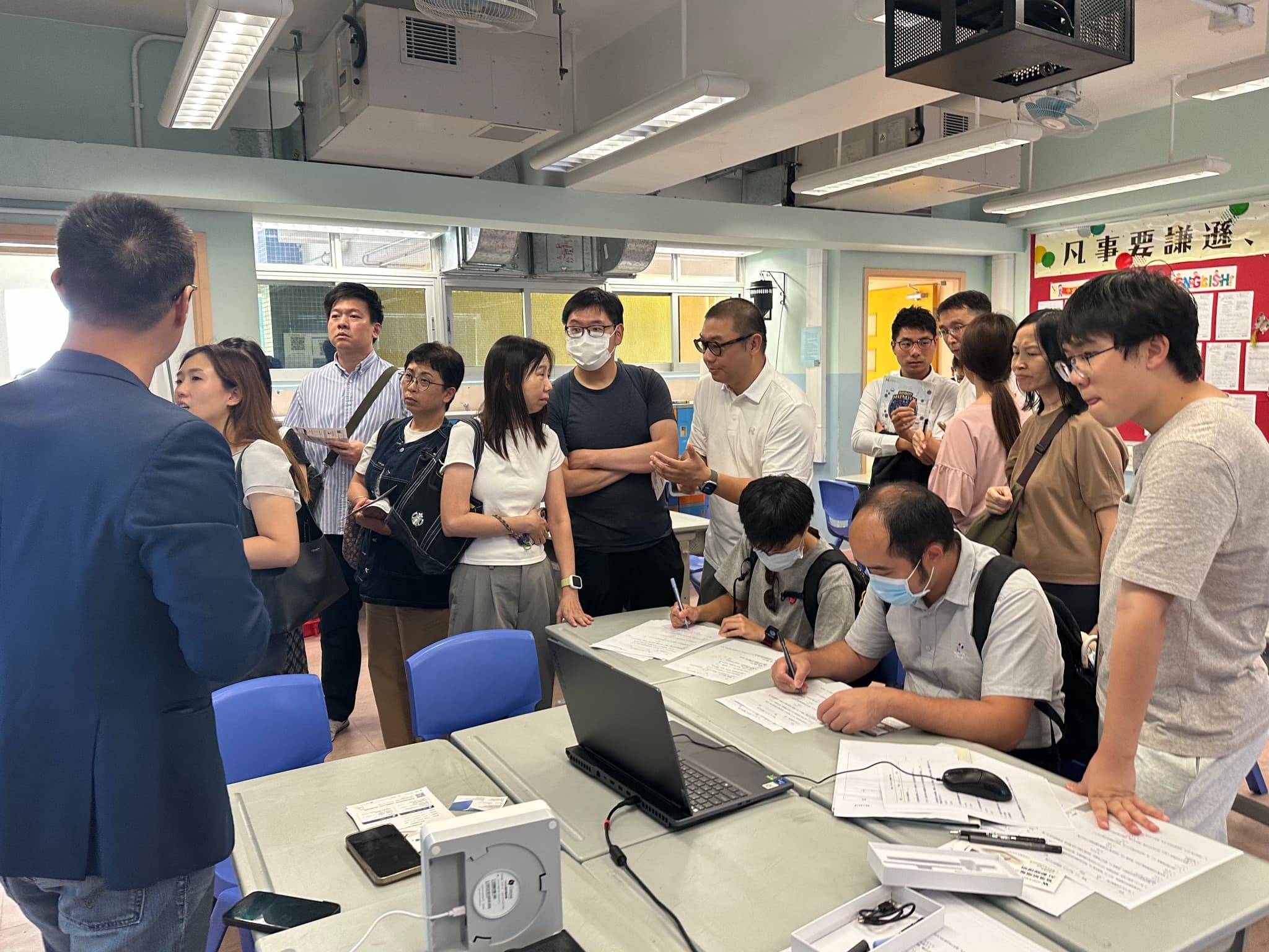 參與者在學校教室內圍繞教學資料交流
