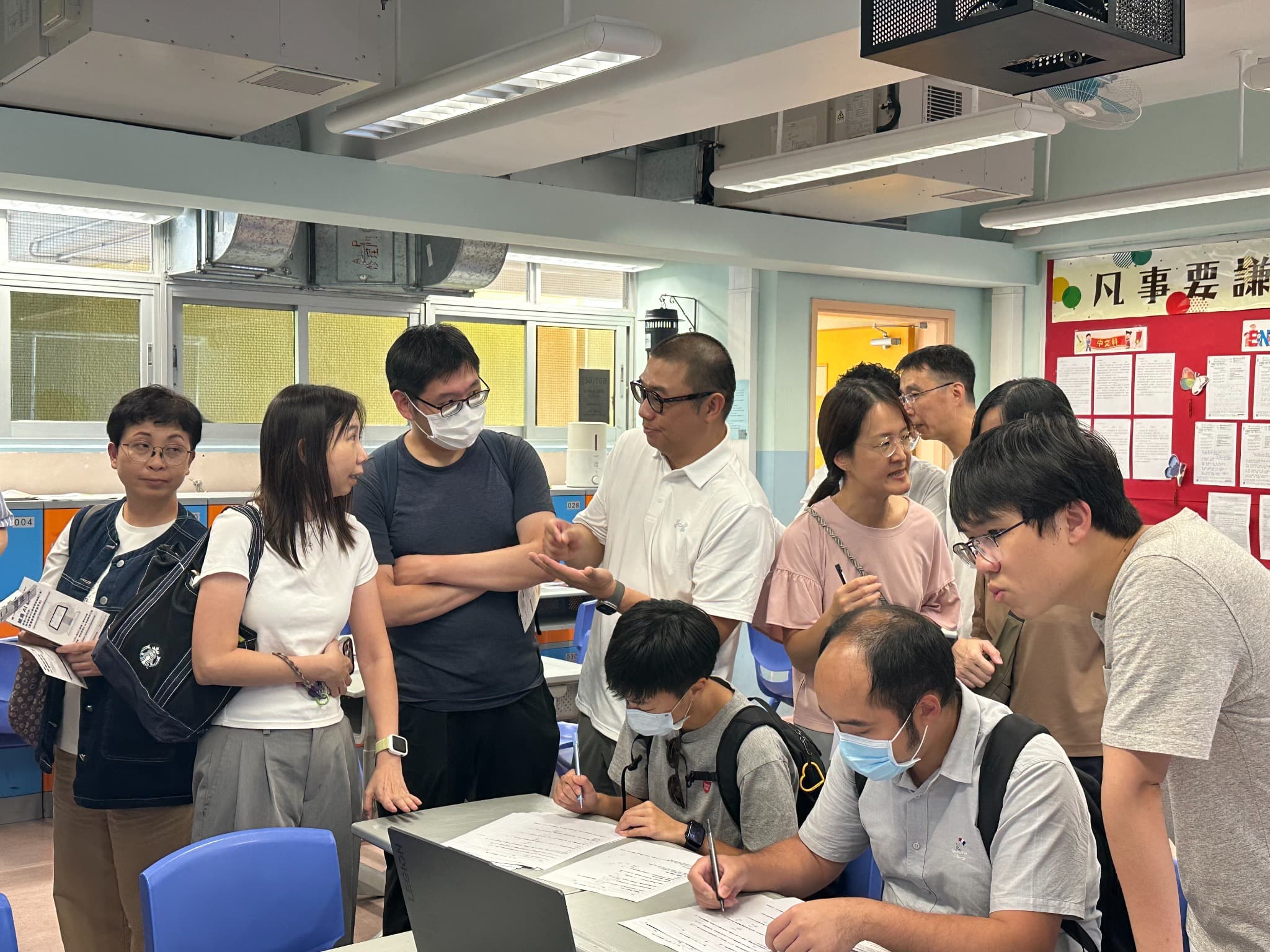 小組參與者在桌邊討論教學資料